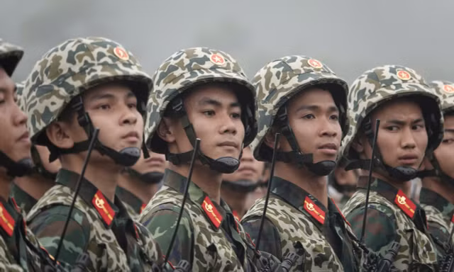 Đại tướng Nguyễn Tân Cương chỉ đạo hợp luyện diễu binh tại TB4