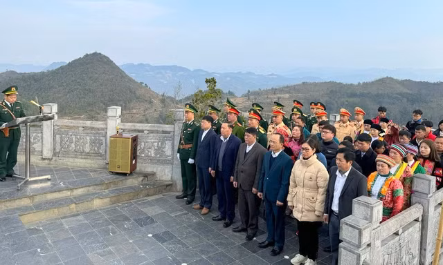 Thiêng liêng lễ chào cờ trên đỉnh núi Rồng ngày đầu năm mới Giáp Thìn 2024