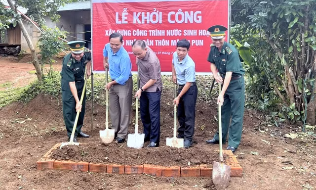 Chiến sĩ Biên phòng mang nước sạch và ánh sáng cho người dân biên giới Việt - Lào 