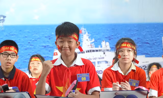 Bồi đắp kiến thức biển đảo cho học sinh, tri ân người có công