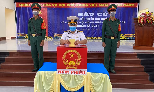 Cử tri Vùng 5 Hải quân ở tuyến đảo Tây Nam bỏ phiếu bầu cử đại biểu Quốc hội và đại biểu HĐND, ngày 21/5