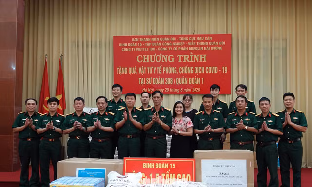 Ảnh: Đại diện các đơn vị trao tặng quà, vật tư y tế cho Sư đoàn 308, chiều 20/8