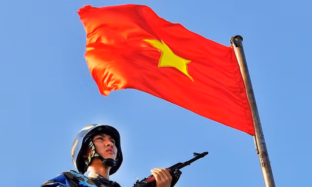 Chiến sĩ Trường Sa canh gác trên đảo Cô Lin. Ảnh: Hoàng Ngọc Thạch
