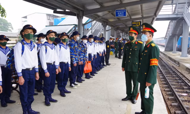 Vận chuyển hàng vạn công dân nhập ngũ bằng đường bộ, đường sắt và đường thủy