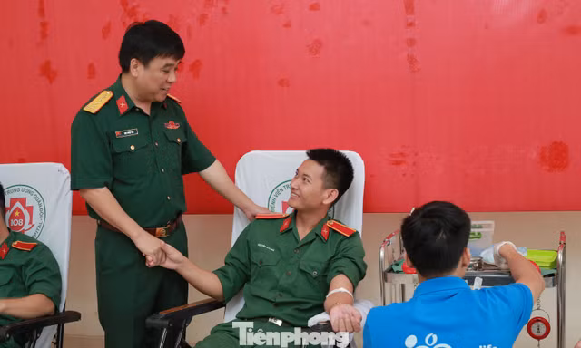 Lãnh đạo Trường Sĩ quan Chính trị thăm hỏi, động viên ĐVTN tham gia hiến máu 