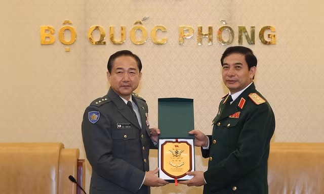 Thượng tướng Phan Văn Giang trao biểu tượng Bộ Tổng tham mưu QĐND Việt Nam tặng Đại tướng Yamazaki Koji