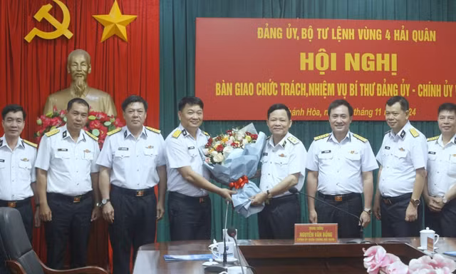Bàn giao chức trách, nhiệm vụ Bí thư Đảng ủy, Chính ủy Vùng 4 Hải quân