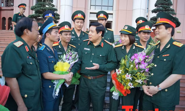 Đại tướng Phùng Quang Thanh trò chuyện với các Gương mặt trẻ tiêu biểu toàn quân năm 2011. Ảnh: Nguyễn Minh 