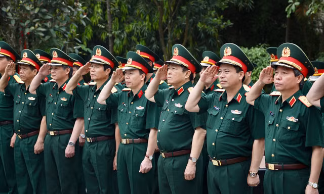 Đại tướng Ngô Xuân Lịch cùng các tướng lĩnh quân đội tưởng niệm các anh hùng liệt sĩ tại Bảo tàng Đường Hồ Chí Minh