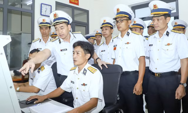 Tư lệnh Hải quân yêu cầu dự báo, đánh giá sát, đúng tình hình trên các vùng biển