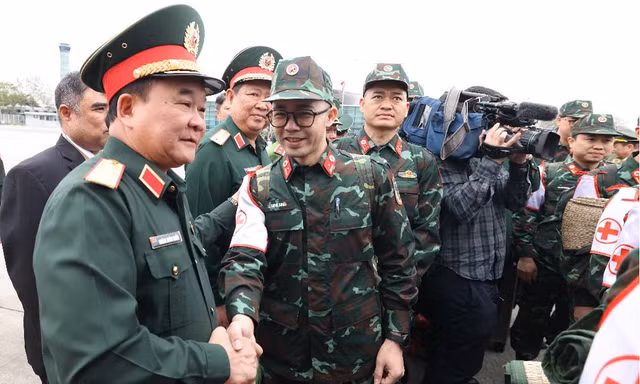 Người lính Việt Nam tới cứu giúp nhân dân Myanmar như cứu người thân
