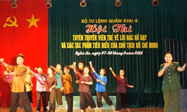 Đội TTVT Bộ CHQS tỉnh Nghệ An với phần thi tuyên truyền tác phẩm Nhật kí trong tù của Chủ tịch Hồ Chí Minh