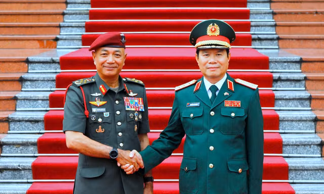 Tư lệnh Lực lượng Quốc phòng Malaysia đến Việt Nam hội đàm, thăm Sư đoàn 308