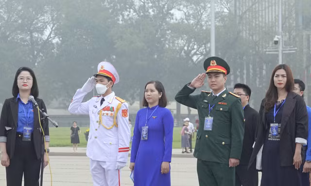 100 cán bộ Đoàn tiêu biểu toàn quốc báo công dâng Bác, tham quan nhà Quốc hội