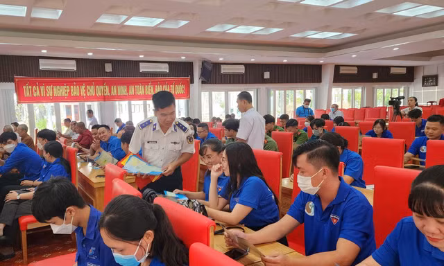 Đoàn viên Cảnh sát biển tuyên truyền pháp luật về biển đảo tại Kiên Giang