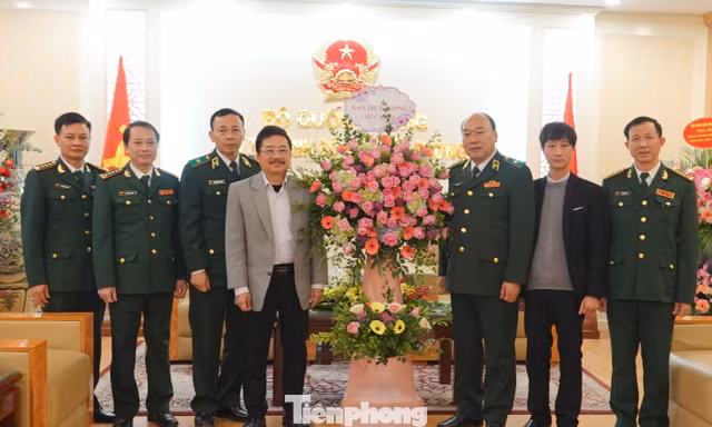 Đoàn đại biểu Báo Tiền Phong chúc mừng Bộ Tư lệnh Bộ đội Biên phòng, sáng 22/12