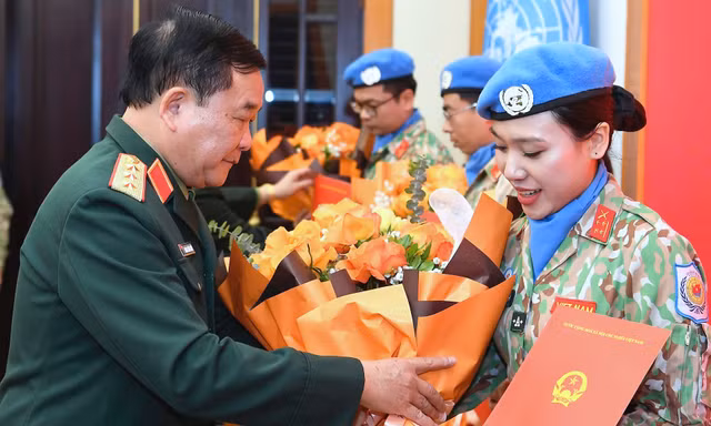 Chủ tịch nước cử 8 sĩ quan Quân đội tới hai Phái bộ UNMISS và MINUSCA