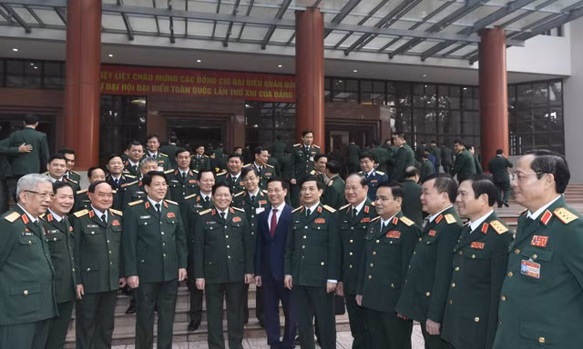 Lãnh đạo Quân ủy T.Ư, Bộ Quốc phòng, Bộ Thông tin và Truyền thông cùng các đại biểu tham dự buổi gặp mặt. 