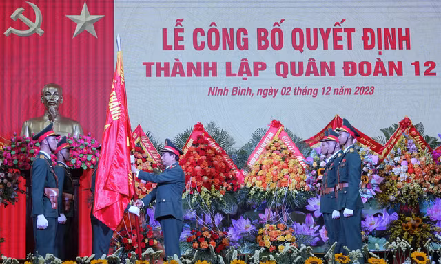 Đại tướng Phan Văn Giang trao Quân kỳ Quyết thắng cho Quân đoàn chủ lực ‘tinh, gọn, mạnh’ đầu tiên 