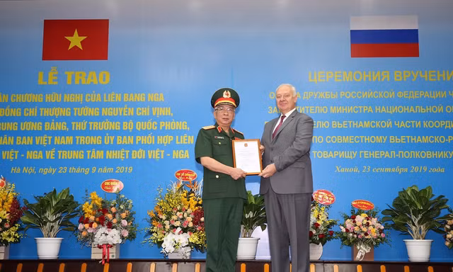 Đại sứ Vnukov Konstannin Vasilievich trao Huân chương Hữu nghị tặng Thượng tướng Nguyễn Chí Vịnh