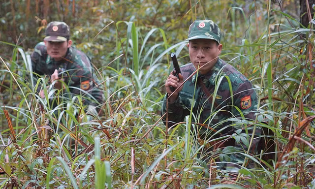 Đội Vũ trang Đồn Biên phòng cửa khẩu Chi Ma (BĐBP Lạng Sơn) mật phục đánh bắt tội phạm trên biên giới. Ảnh: Nguyễn Minh