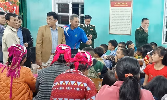 Chiến sĩ quân hàm xanh đón Tết cùng dân bản