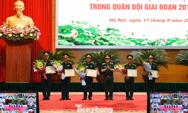 Đại tướng Ngô Xuân Lịch trao tặng Bằng khen cho các tập thể điển hình trong phong trào thi đua "Dân vận khéo", xây dựng "Đơn vị dân vận tốt", sáng 17/9