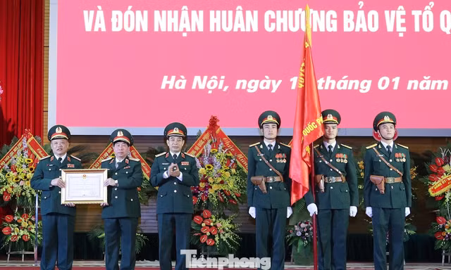 Thượng tướng Phan Văn Giang, Tổng Tham mưu trưởng QĐND Việt Nam trao Huân hương Bảo vệ Tổ quốc hạng Nhì cho Viện Chiến lược Quốc phòng, sáng 10/1