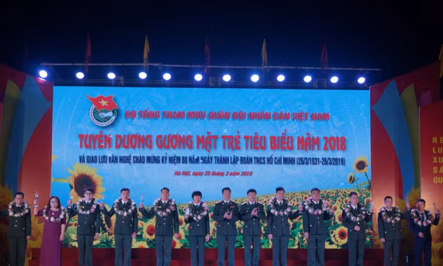 Lãnh đạo Cục Chính trị Bộ Tổng tham mưu và Ban Thanh niên Quân đội trao tặng danh hiệu Gương mặt trẻ tiêu biểu cho các cá nhân xuất sắc 
