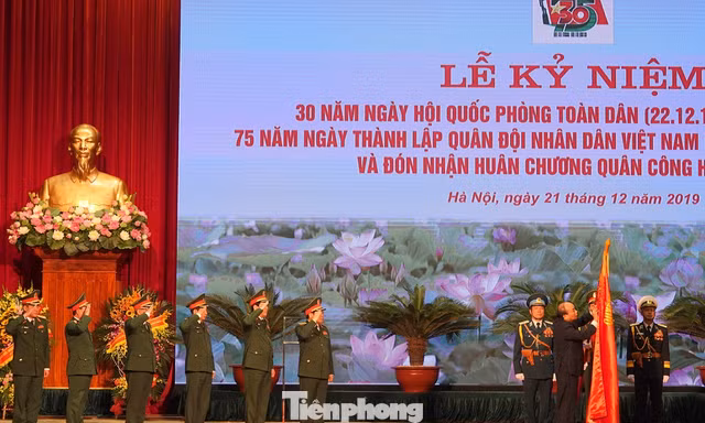 Tại lễ kỷ niệm, Thủ tướng Nguyễn Xuân Phúc đã trao tặng Huân chương Quân công Hạng nhất cho Quân đội nhân dân Việt Nam