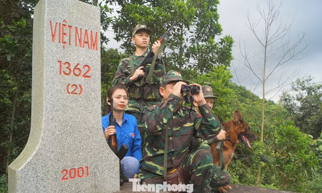 Cán bộ, chiến sĩ Đồn Biên phòng Bắc Sơn và ĐVTN địa phương bên cột mốc chủ quyền