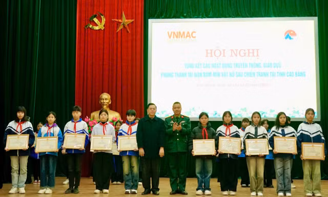 Hàng nghìn học sinh thi tìm hiểu về khắc phục hậu quả bom mìn, vật liệu nổ do chiến tranh để lại