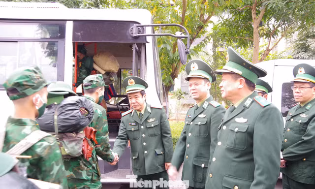 Lãnh đạo Bộ Tư lệnh và Học viện Biên phòng tiễn cán bộ, học viên tăng cường lên biên giới chống dịch, sáng 11/1