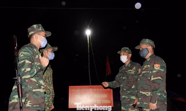 Bộ đội Biên phòng chốt chặn ngăn dịch COVID-19 trên tuyến biên giới phía Bắc. Ảnh: Nguyễn Minh