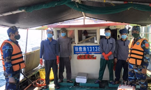Tàu cá Trung Quốc mang số hiệu 13138 và 4 thuyền viên bị Hải đoàn 48 xử lý, chiều 30/8