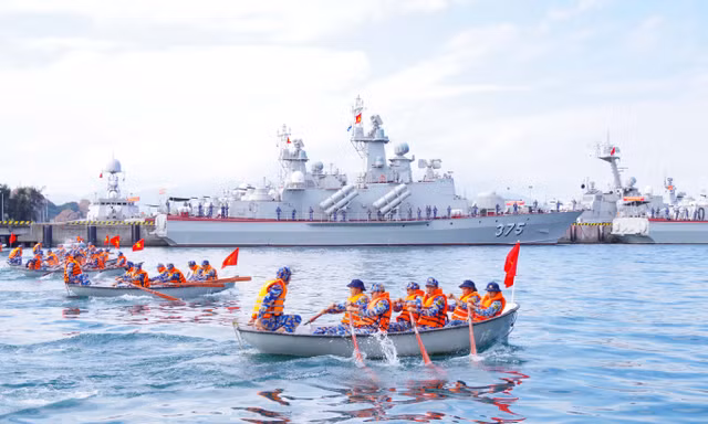 Tư lệnh Hải quân thị sát Lữ đoàn tàu chiến đấu mặt nước và Lữ đoàn tàu ngầm 