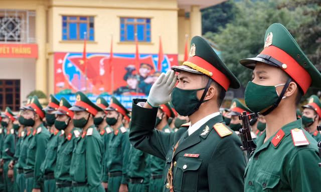 ĐVTN Trung đoàn 246 (tức Đoàn Tân Trào) tại lễ phát động thi đua cao điểm, sáng 18/11. Ảnh: Nguyễn Minh