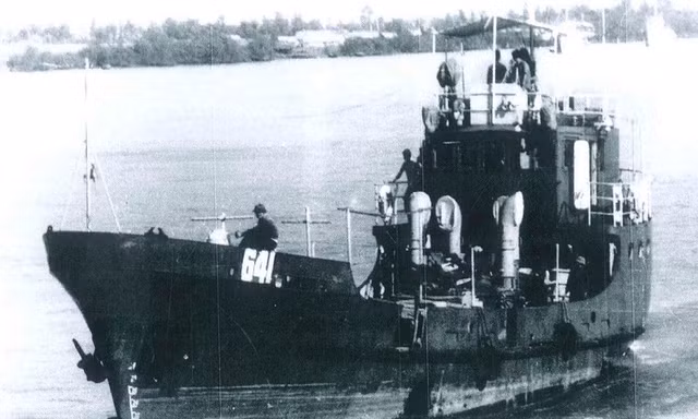 Tàu 641 (sau này là HQ-671) trực sẵn sàng chiến đấu năm 1974.