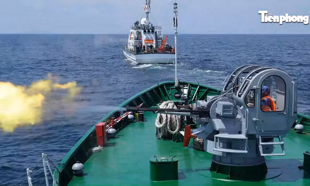 Vùng Cảnh sát biển 4 diễn tập vòng tổng hợp và bắn đạn thật trên biển