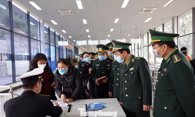 Đoàn công tác Bộ Tư lệnh BĐBP kiểm tra, nắm tình hình kiểm soát dịch viêm phổi cấp nCoV tại Cửa khẩu quốc tế Móng Cái, sáng 29/1