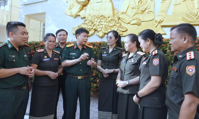 Sĩ quan Quân đội Lào học tập nghiệp vụ công tác thanh niên tại Việt Nam