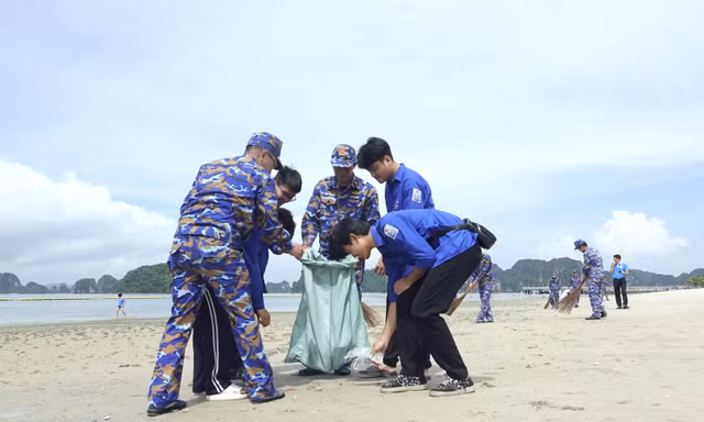 Tuổi trẻ Quân đội và đơn vị kết nghĩa chung tay làm sạch biển Hạ Long