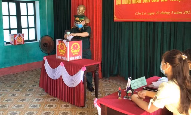 Quân nhân Đồn Biên phòng Cồn Cỏ (huyện đảo Cồn Cỏ, tỉnh Quảng Trị) bỏ phiếu bầu cử, sáng 23/5