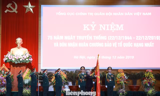 Thay mặt lãnh đạo Đảng, Nhà nước, Thường trực Ban Bí thư Trần Quốc Vượng trao Huân chương bảo vệ Tổ quốc hạng Nhất cho Tổng cục Chính trị QĐND Việt Nam, sáng 16/12