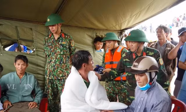 Lực lượng cứu hộ của Quân đội và người thân thăm hỏi tình hình sức khỏe các nạn nhân trên tàu Vietship 01 sau khi được cứu hộ vào bờ an toàn
