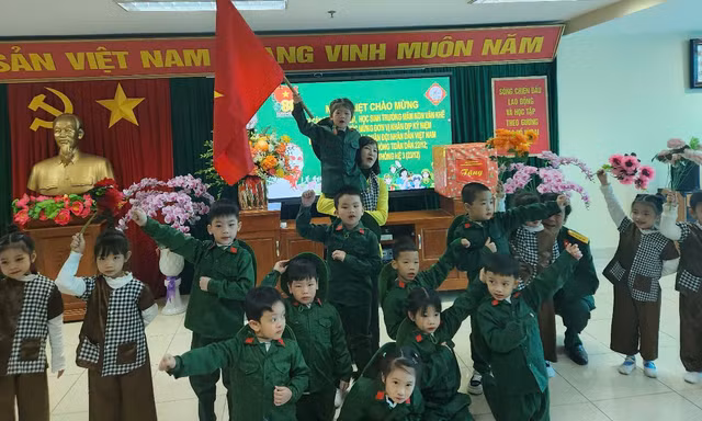 Học sinh mầm non trải nghiệm môi trường quân ngũ