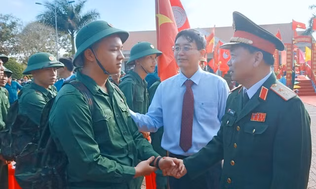 Tư lệnh Quân khu 5 và Bí thư Tỉnh ủy Đắk Lắk tiếp sức thanh niên tòng quân 