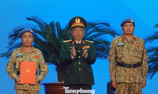 Thượng tướng Nguyễn Chí Vịnh trao Quyết định của Chủ tịch nước cho BVDC 2.2 đi Nam Sudan gìn giữ hoà bình, sáng 13/11