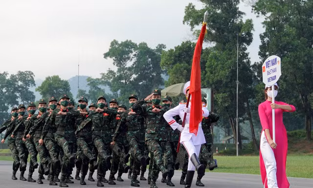 Đội tuyển Việt Nam duyệt đội ngũ, sáng 31/8. Ảnh: Nguyễn Minh