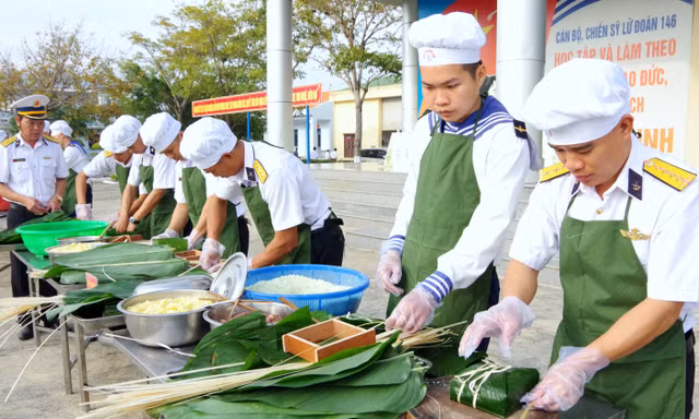 Chiến sĩ Hải quân, Cảnh sát biển thi gói bánh chưng chặt tay, lạt đều